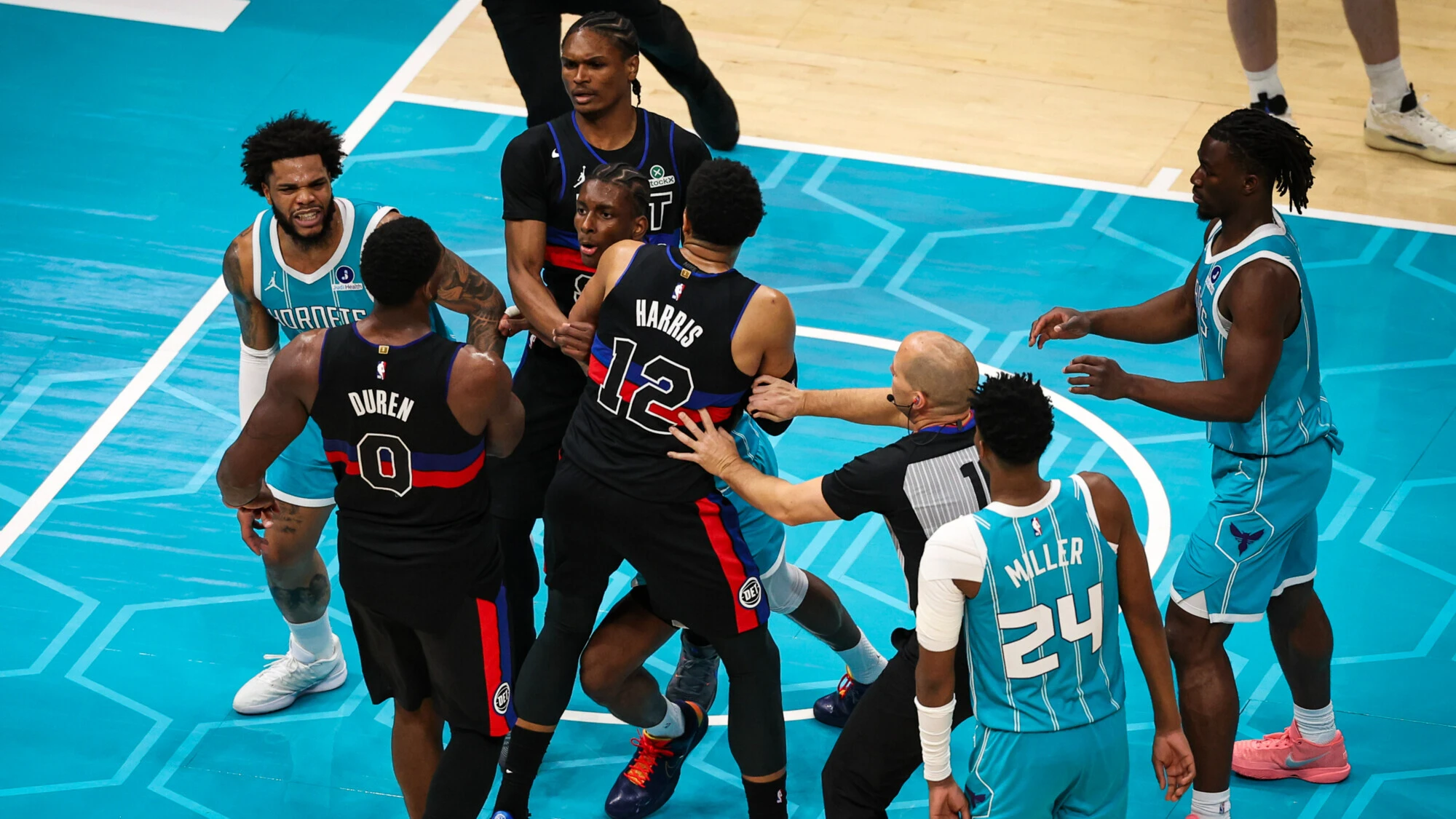 Во время матча НБА «Детройт» - «Шарлотт» произошла массовая драка (ВИДЕО)