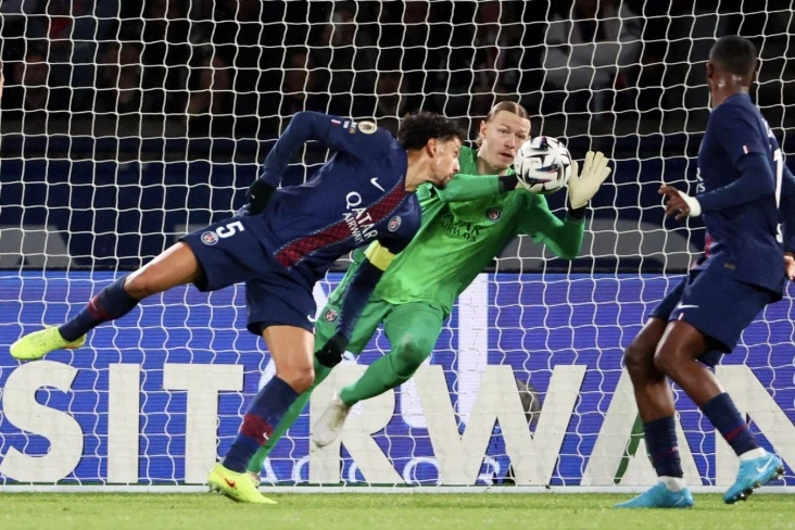 Во Франции поддержали Сафонова после трёх пропущенных голов от «Ренна» в матче чемпионата: «Он должен превратиться в Халка, чтобы спасать «ПСЖ»