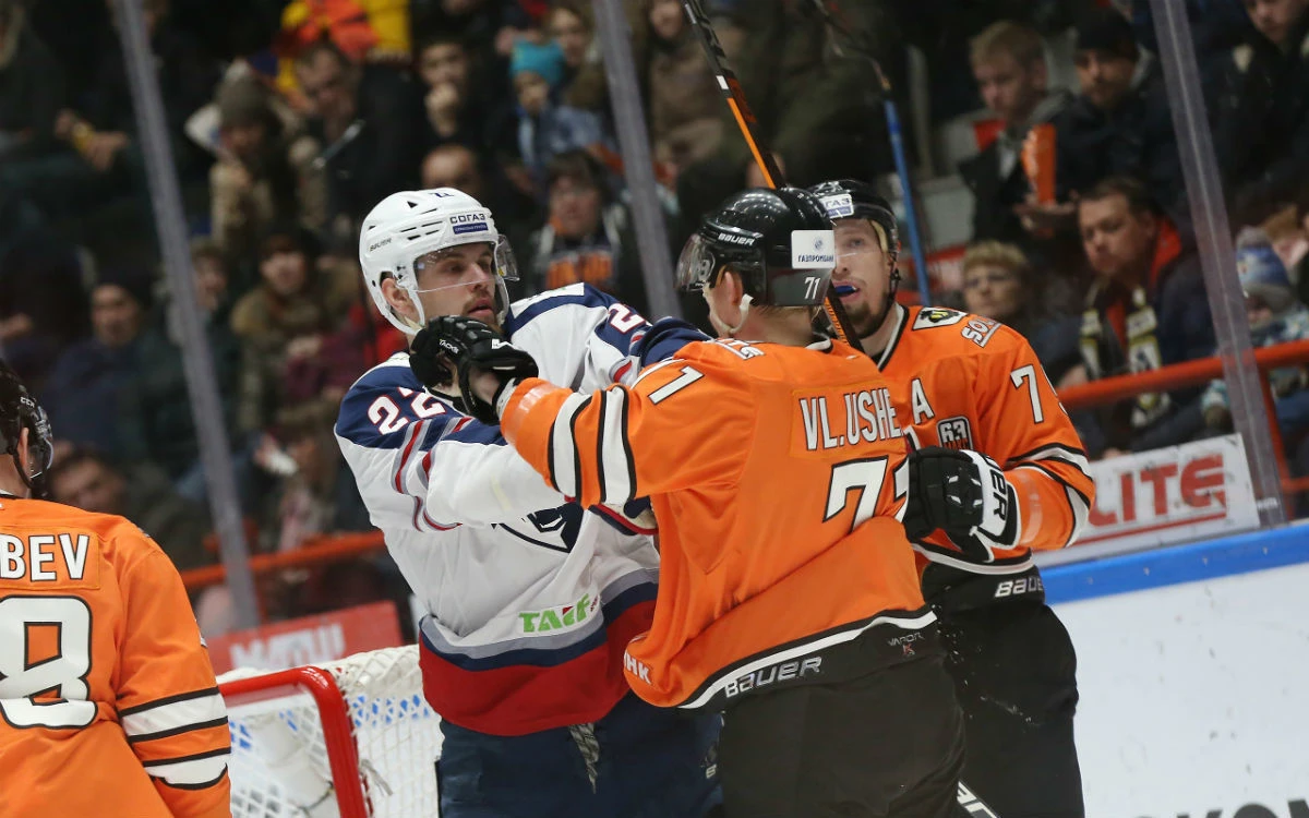 Матч «Амур» - «Нефтехимик» закончился массовой потасовкой после финальной сирены