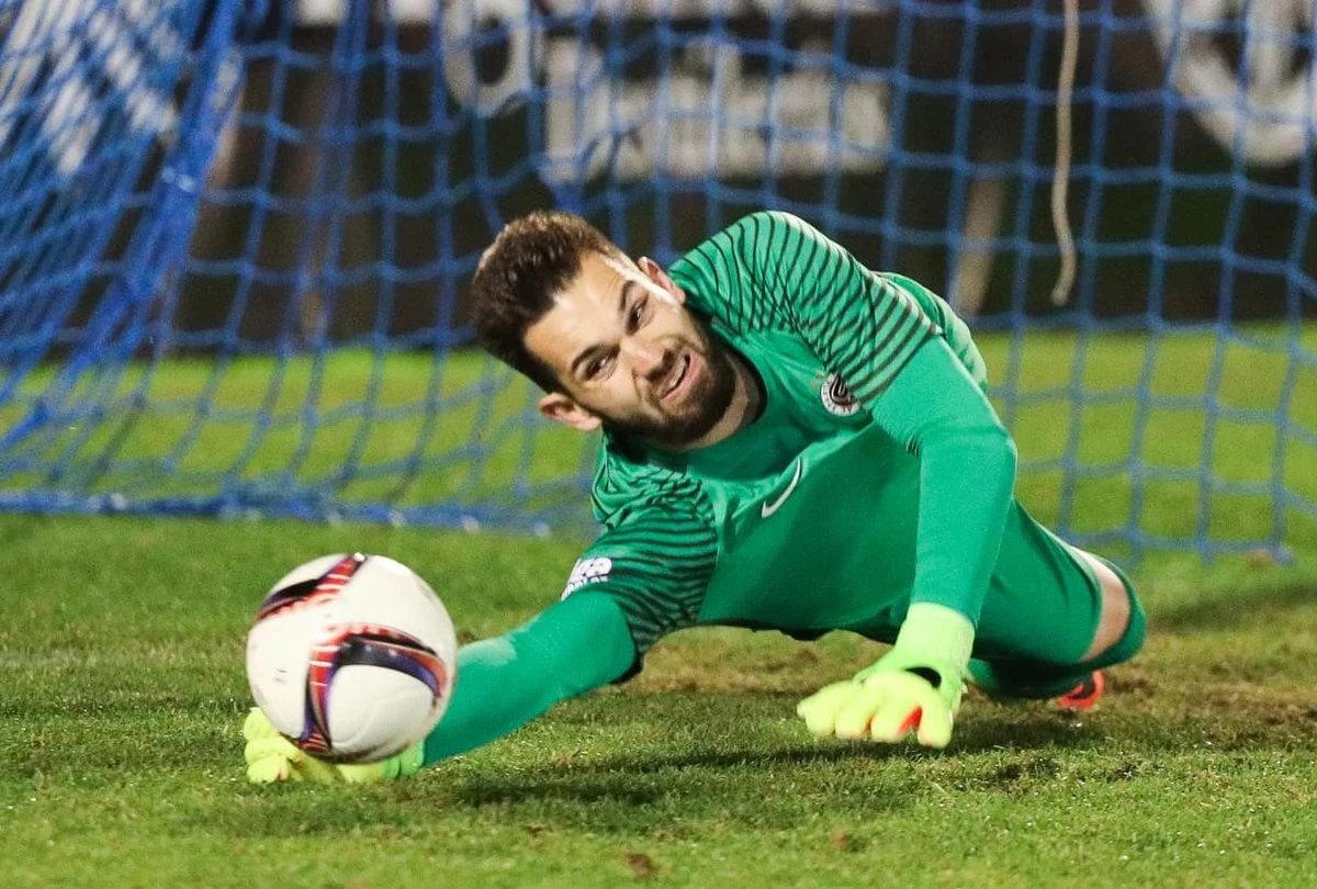 Вратарь попал точнее всех: Томаш Коубек отправил мяч на балкон жилого дома