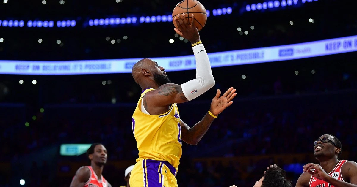 Играл, играет и будет играть: Леброн Джеймс - новый рекордсмен НБА по количеству матчей