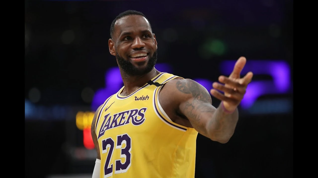 Леброн Джеймс украсил победу «Лейкерс» над «Индианой» (137:130) фантастическим броском сверху