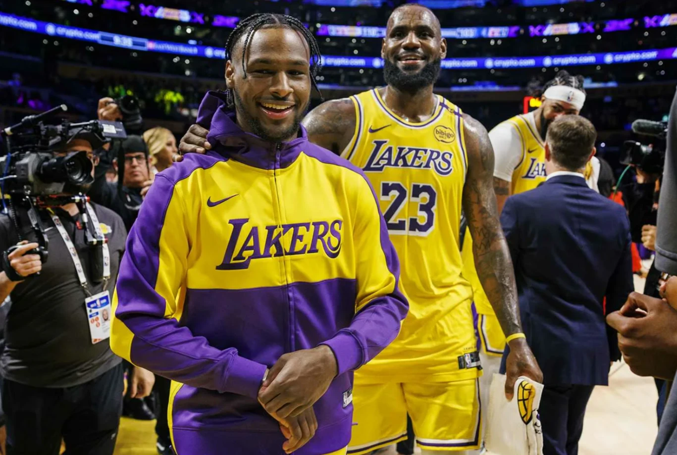 Исторический момент НБА: Леброн Джеймс впервые в лиге отдал голевую передачу сыну Бронни