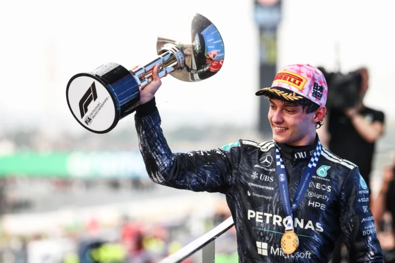 Шампанское под запретом: как победитель Гран-при Японии 19-летний Антонелли праздновал победу на подиуме